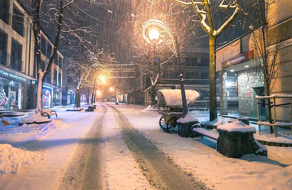 nocne Zakopane pod śniegiem