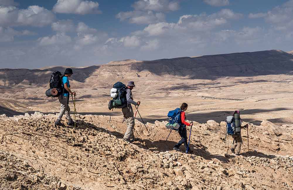 turyści w Izraelu podczas trekkingu