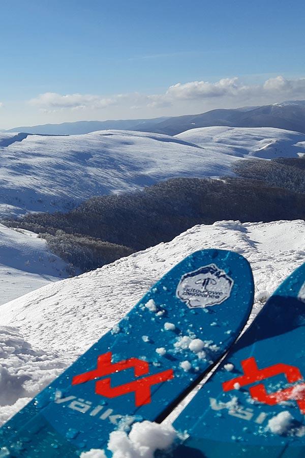 Widok ze szczytu na Bieszczady zimą to atrakcja warta wysiłku