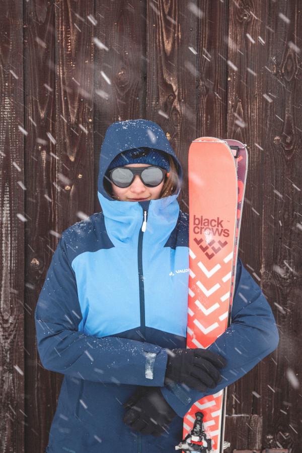 VAUDE Simony 2,5L Jacket IV to kurtka przeciwdeszczowa wykonana z dwuipółwarstwowego laminatu.