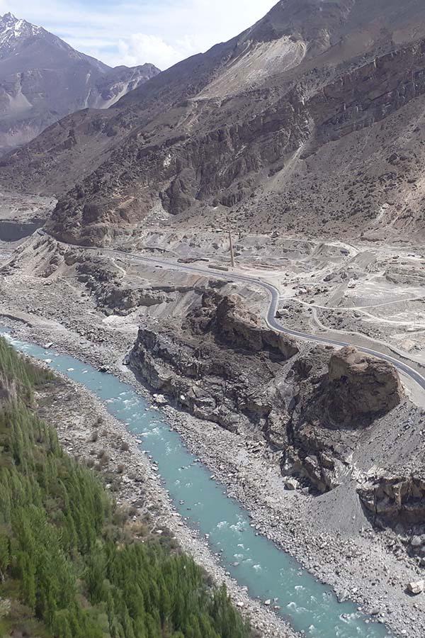 Karakoram Highway to już nie wąska dróżka wijąca się zboczami szczytów w Karakorum, ale kilkaset kilometrów doskonałego asfaltu.