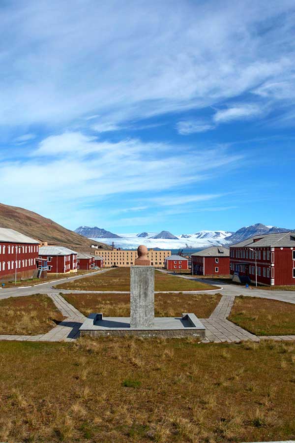Pyramiden - jedno z dwóch rosyjskich osiedli na wyspie Spitsbergen. To jest już zupełnie opuszczone.
