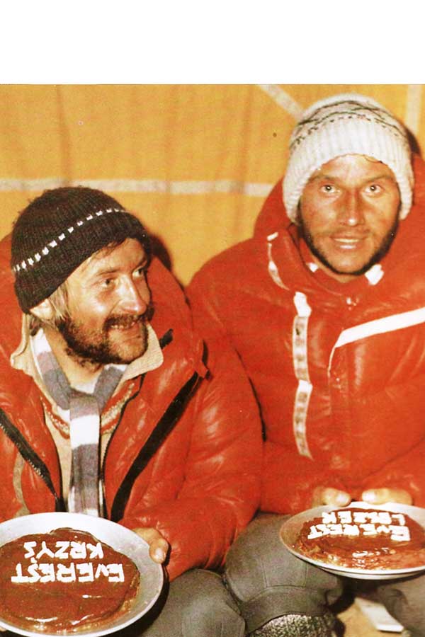Leszek Cichy i Krzysztof Wielicki w bazie po zdobyciu Mount Everest zimą.