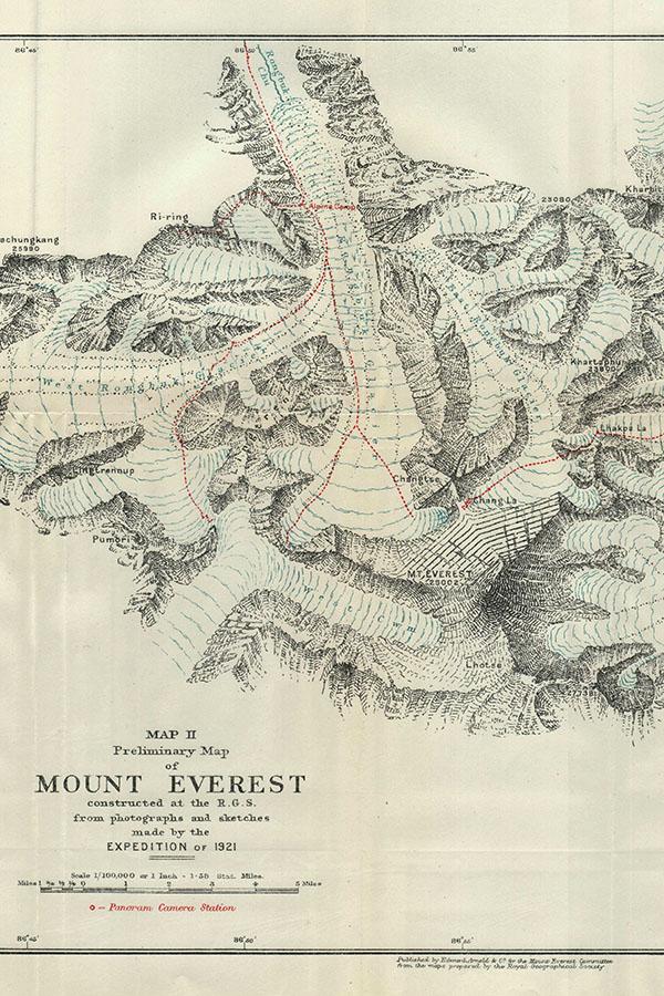 Mapa okolic Mount Everest, sporządzona po wyprawie z 1921 roku. Wysokość najwyższej góry świata umieszczona na niej to 29002 stopy - rezultat pomiarów i wyliczeń z połowy XIX w.