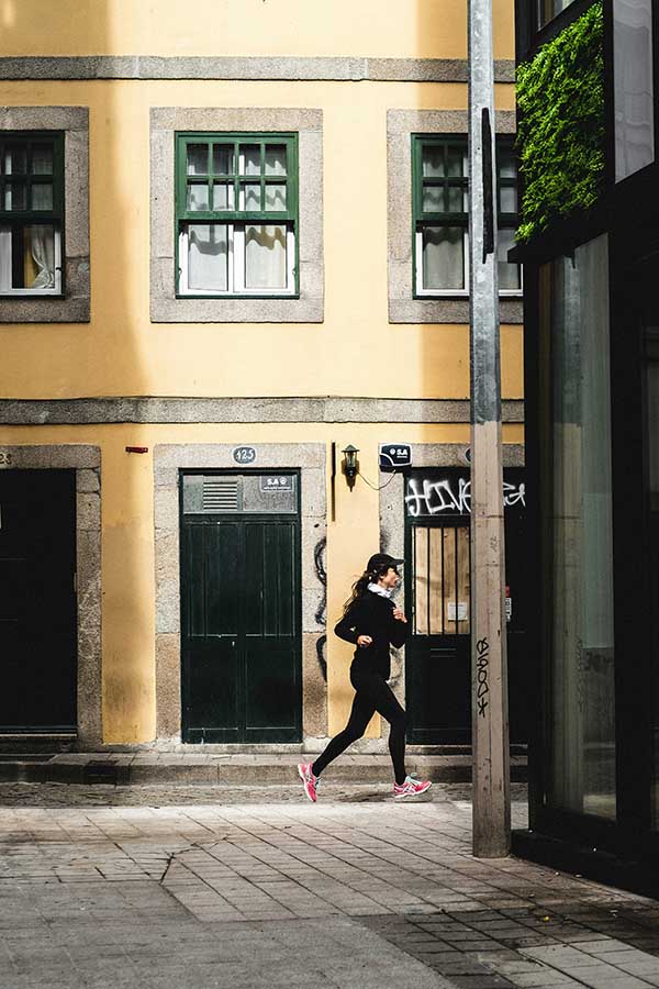 Jogging jest typowo miejską formą aktywności. Krótki dystans przed pracą po pustych jeszcze ulicach to prawdziwa przyjemność.