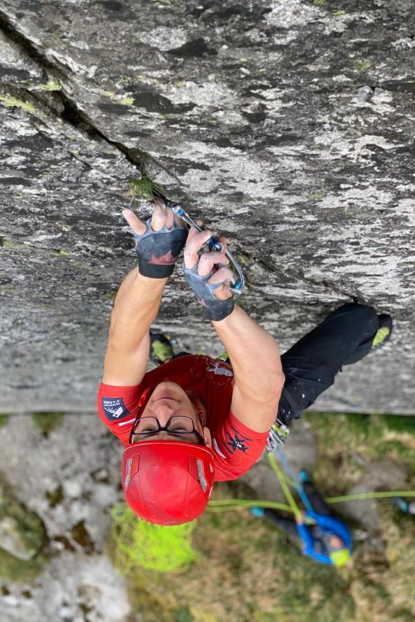 We wspinaniu tradowym, rękawice do rys takie jak Ocun Crack Gloves Lite, to jeden z elementów standardowego wyposażenia obok friendów czy camów. 