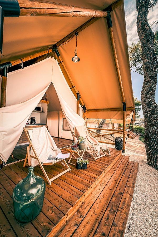Glamping to obozowe warunki z wyrazistą nutą luksusu.