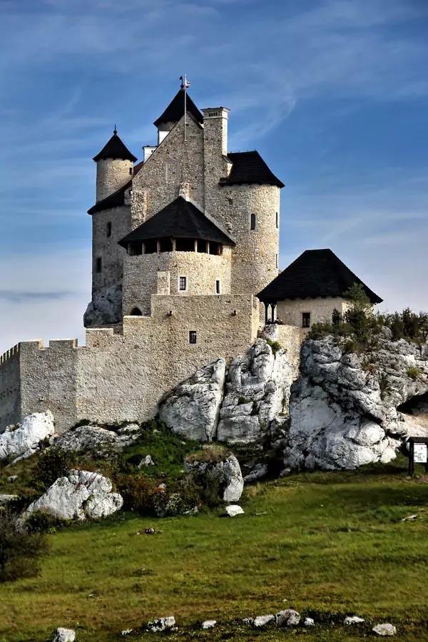 W Bobolicach stoi jeden ze zrekonstruowanych zamków na Szlaku Orlich Gniazd