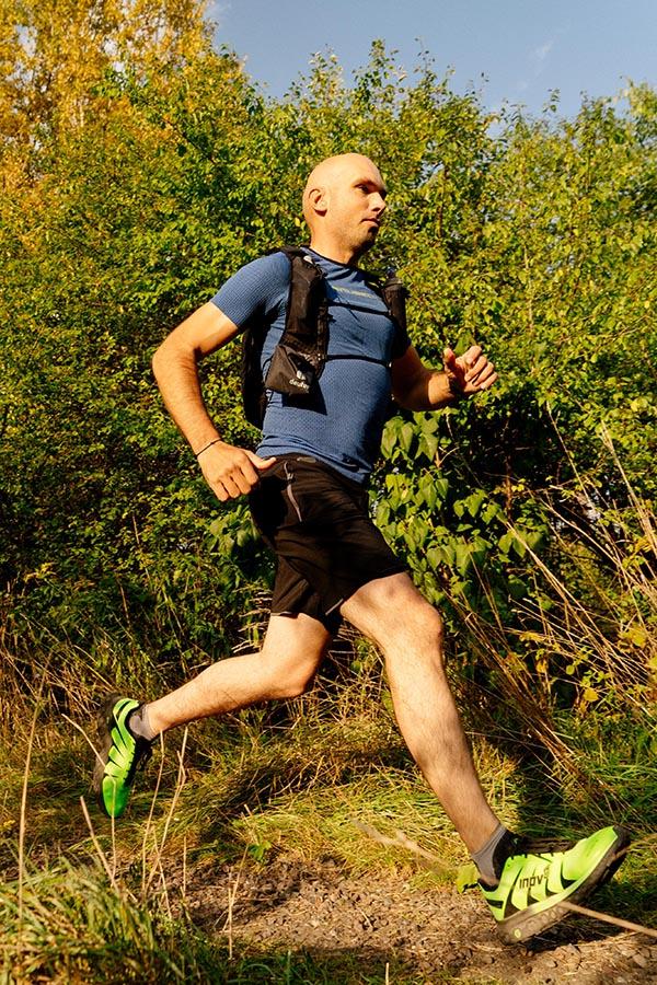 Od krótkich 5-kilometrowych biegów do półmaratonu - Inov-8 Trailfly Ultra G 300 Max są dobrym wyborem