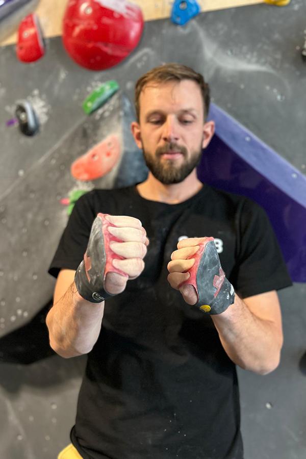 Ocun Crack Gloves Lite osłaniają cały wierzch dłoni, aż po kłykcie. 