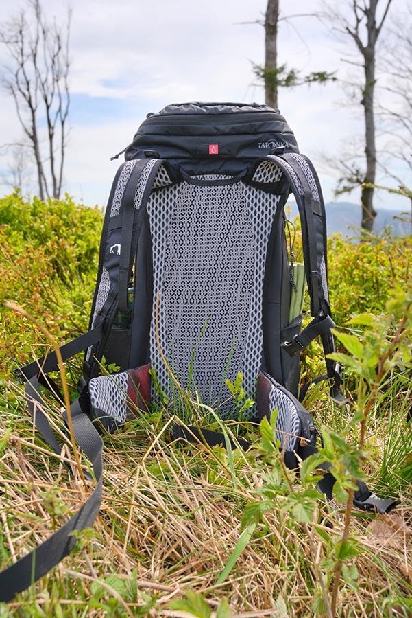 System nośny z siateczką użyty w Tatonka Hike Pack 27 szybko przekonał mnie do siebie.