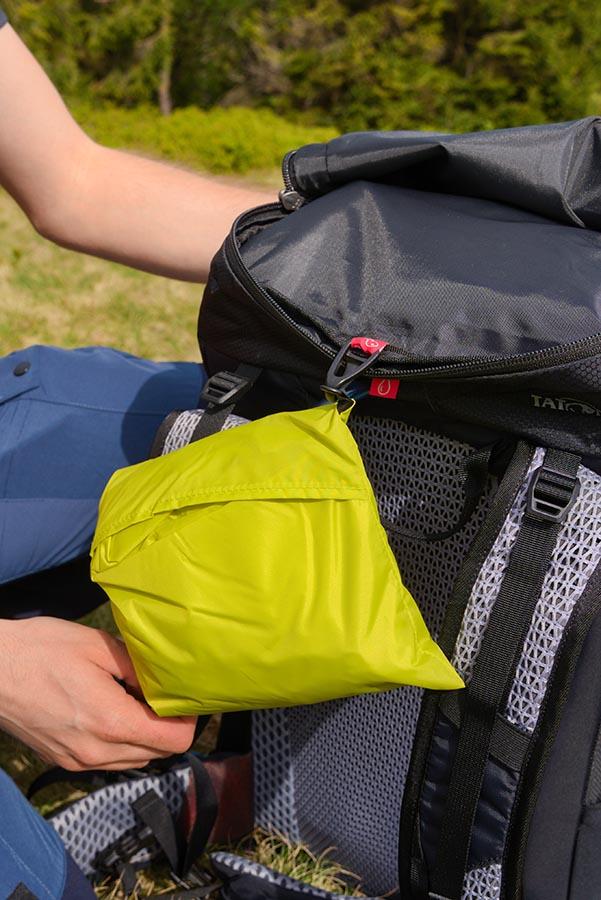 Pokrowiec przeciwdeszczowy Tatonka Hike Pack 27 jest zawsze pod ręką, przypięty węwnątrz kieszeni, żeby go przypadkowo nie zgubić. 