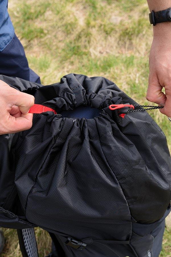 Duży otwór głównej komory Tatonka Hike Pack 27 daje wygodny dostęp do wnętrza.
