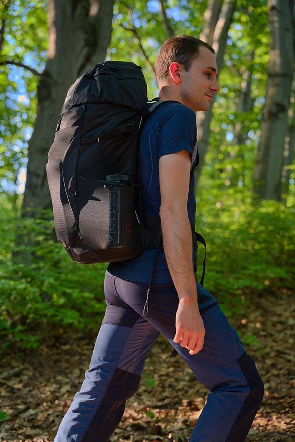 Przemyślana regulacja Tatonka Hike Pack 27 sprawia, że nietrudno ustawić wszystko tak, żeby plecak leżał idealnie.