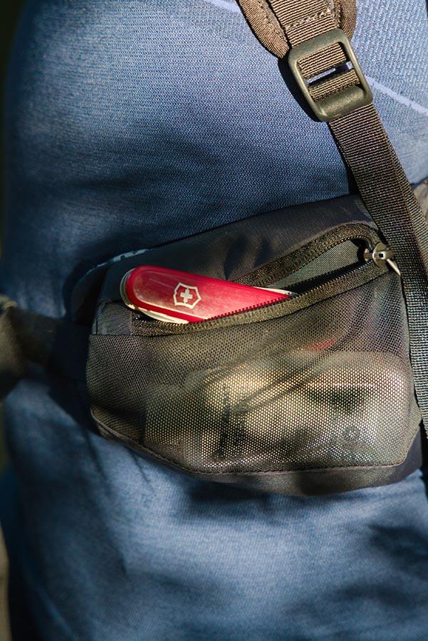 Dzięki temu, że kieszenie na pasie biodrowym Tatonka Hike Pack 27 są z siateczki, zawsze widać co jest wewnątrz.