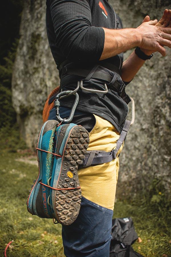 Sprytny system spinania La Sportiva TX2 Evo razem przydaje się kiedy już wylądujemy pod skałą.