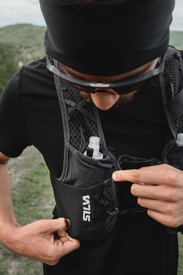 Kieszenie z przodu Silva Strive 10 mieszczą flaski o pojemności 500 ml.