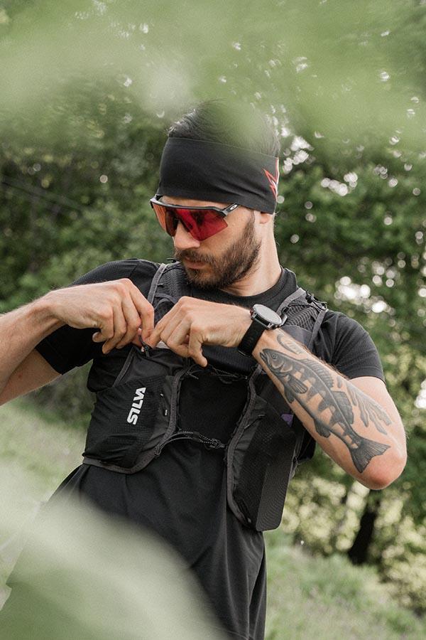 Z przodu SIlva Strive 10 znajdziecie wystarczająco kieszeni na wszystko co potrzebna w czasie nawet długiego treningu.