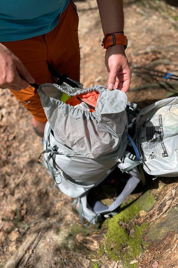 System zamykania obszernej komory głównej idealnie sprawdza się w praktycznym użytkowaniu Deuter Aircontact Ultra 40+5.