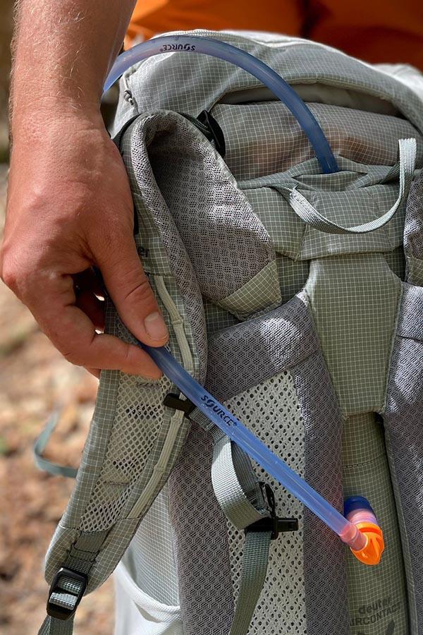 Deuter Aircontact Ultra 40+5 jest kompatybilny z bukłakiem.
