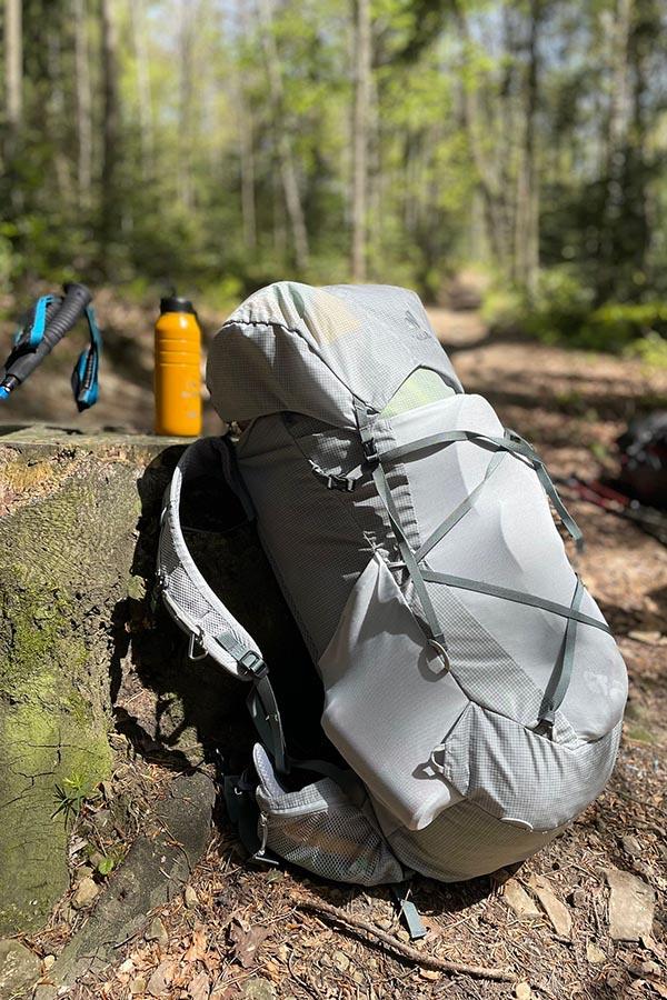 Deuter Aircontact Ultra 40+5 to pakowny kompan na długie wyprawy.