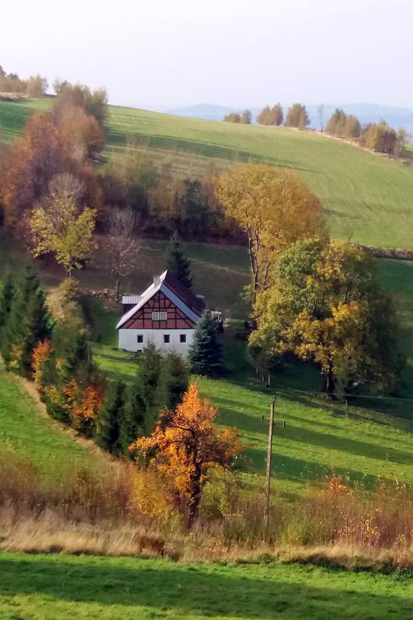 Łagodne kolory jesieni i takież linie okolicznych wzgórz – Góry Izerskie to sposób na wyciszenie.