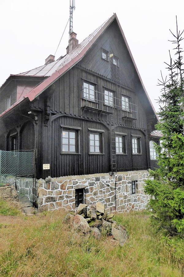 Schronisko PTTK na Stogu Izerskim w Górach Izerskich