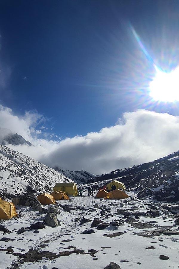 Baza pod Island Peak nie wygląda tak okazale jak EBC, ale zapewnia wszystko co konieczne.