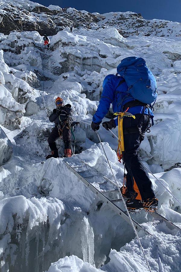 Przejście po drodze na Island Peak po aluminiowej drabince w rakach to zawsze odrobina przyjemnej adrenaliny. 