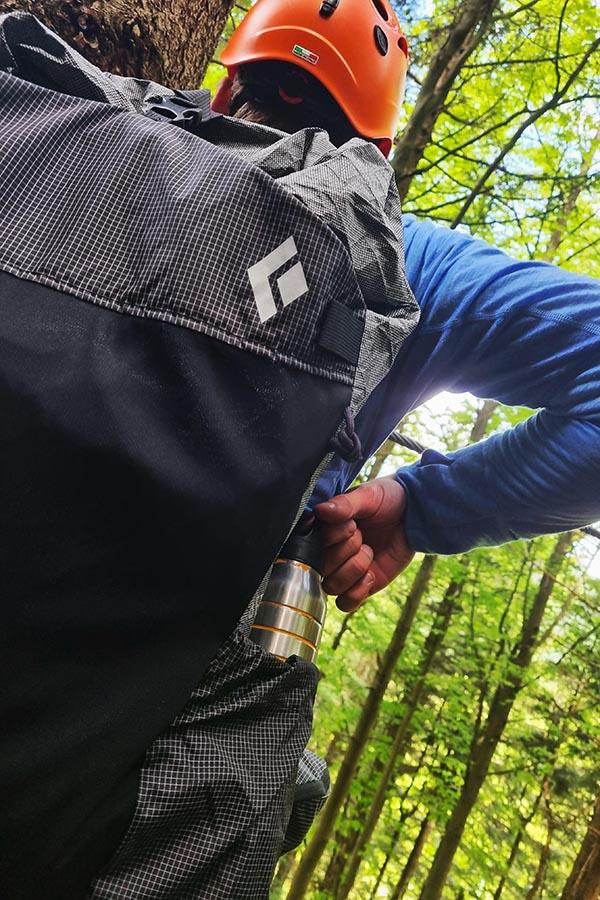 Boczne kieszenie w Black DIamond Beta Light 45 są na odpowiedniej wysokości