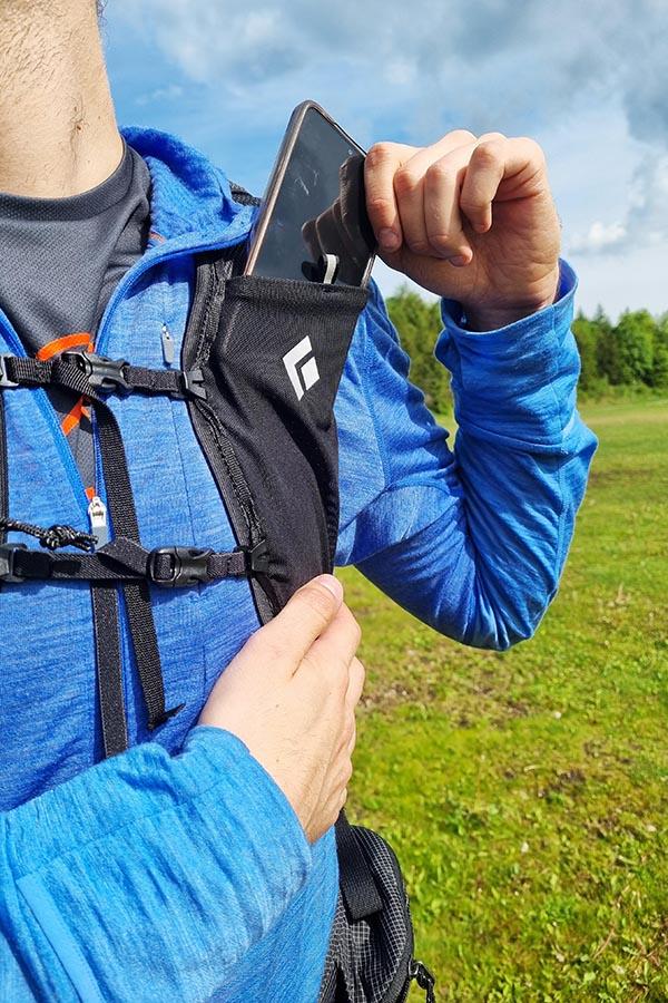 Black Diamond Beta Light 45 ma wygodną kieszonkę do przenoszenia telefonu.