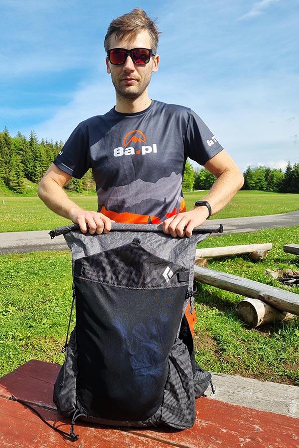Zamknięcie rolltop umożliwia łatwe dostosowywanie pojemności Black Diamond Beta Light 45 do potrzeb.