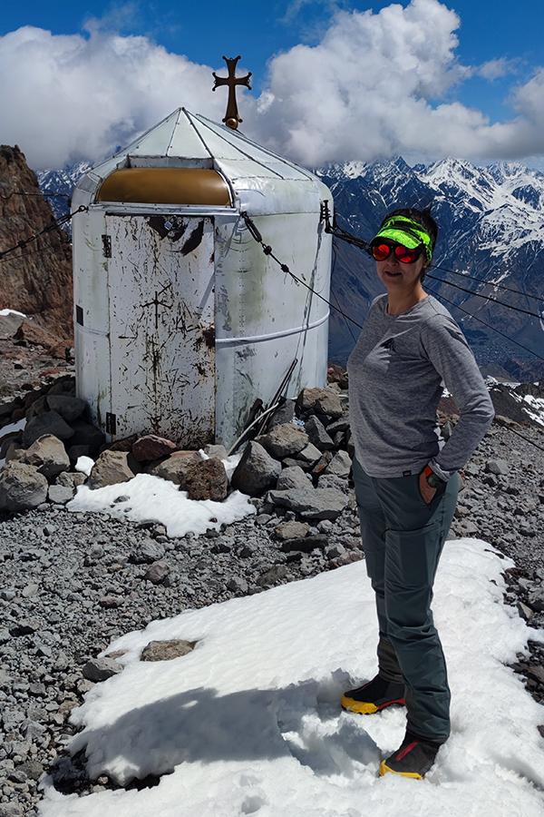 Lekka bluza i spodnie od Patagonia sprawdzają się nawet na 4000 m - na dowód zdjęcie przy słynnej kapliczce.
