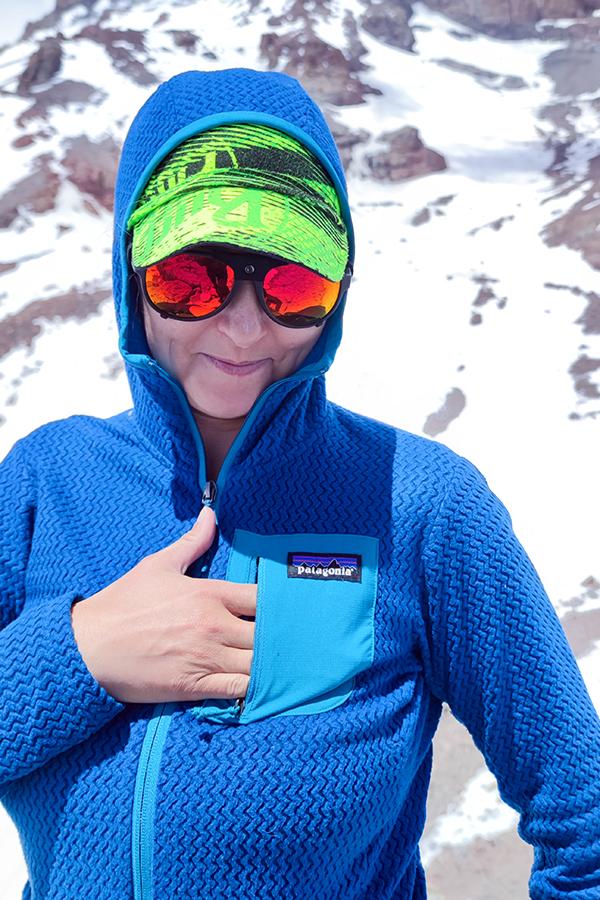 Wysoki kołnierz i dobrze opinający głowę kaptur Patagonia R1 Air Full-Zip Hoody przyjemnie grzeją.