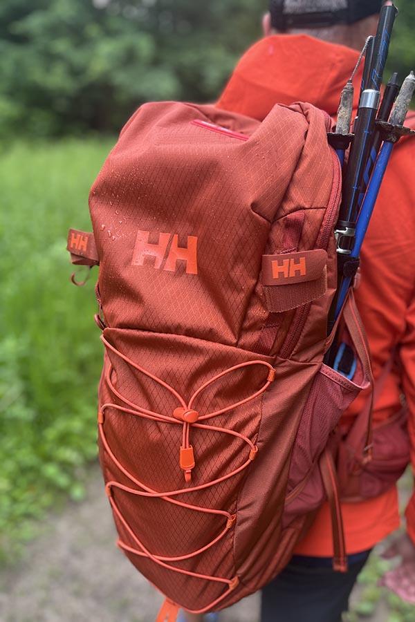 Bungee cord na wierzchu plecaka  Transistor przydaje się na przykład do przenoszenia mokrej kurtki membranowej, kiedy przestanie padać.