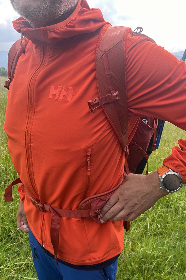 Skrzyżowanie softshellu z polarem to doskonały pomysł powodujący, że ta lekka kurtka natychmiast stała się moim ulubionym z testowanych produktów Helly Hansen. 