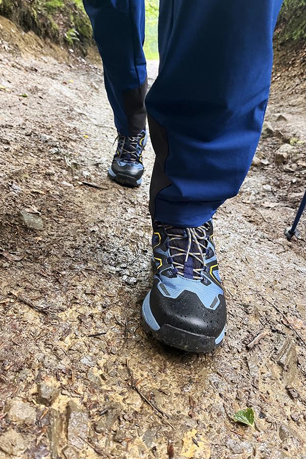 Otok z wytrzymałej gumy na przodzie Helly Hansen Cascade Mid HT skutecznie chroni palce przed uderzeniami w wystające na szlaku korzenie czy głazy.