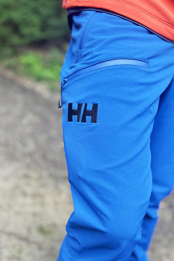 Kieszeń na udzie Helly Hansen Odin Huginn jest na tyle obszerna, że zmieści się w niej łatwo telefon.