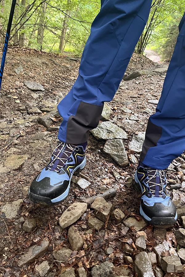 Dodatkowe wzmocnienia na dole Helly Hansen Odin Huginn 2.0 zapobiegają przecieraniu się spodni, w miejscu gdzie siłą rzeczy zahaczamy o nie butami. 
