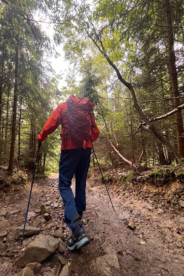 Zestaw od Helly Hansen sprawdził się doskonale na niełatwych beskidzkich szlakach. 