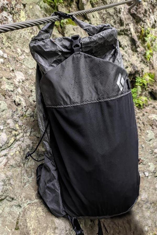 Zapięcie rolltop albo pasek kompresyjny mogą służyć do zawieszenia Beta Light 45.