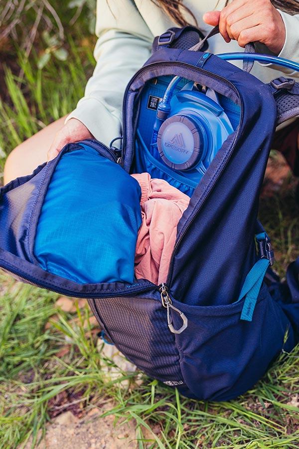 Używanie systemu hydracyjnego to w plecaku turystycznym istocie dbanie o zdrowie. Łatwiej jest pamiętać o nawadnianiu, kiedy ma się wodę - dosłownie - pod ręką.