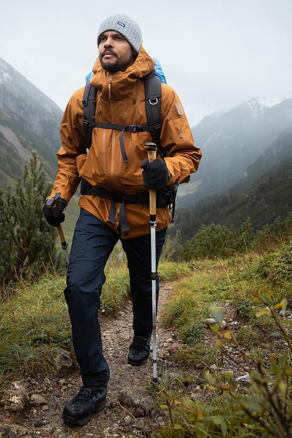 Co zabrać w góry? Niektórzy nie ruszają się bez kijków trekkingowych.
