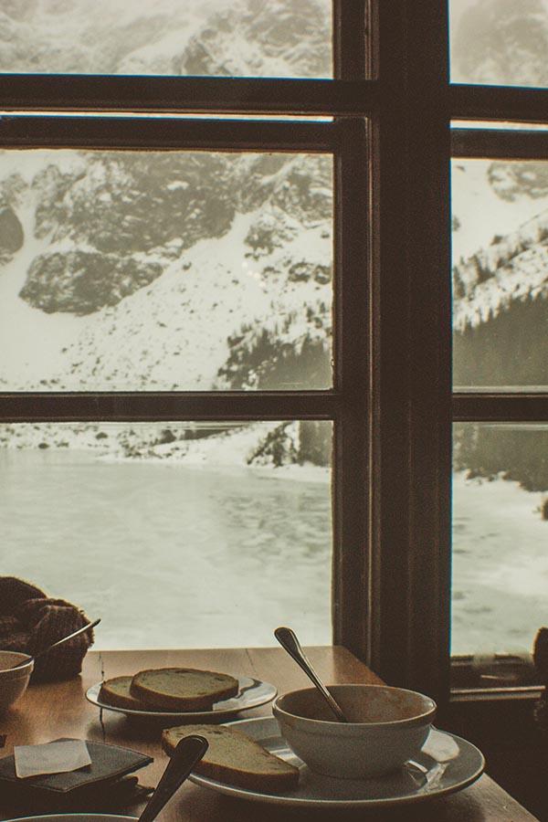 Posiłek z widokiem na Morskie Oko - samo to warte jest wycieczki.