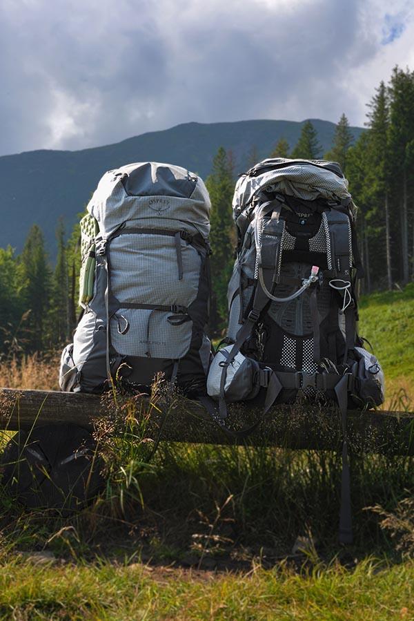 Osprey Ariel Pro 75 po lewej i Osprey Aether Pro 75 po prawej.