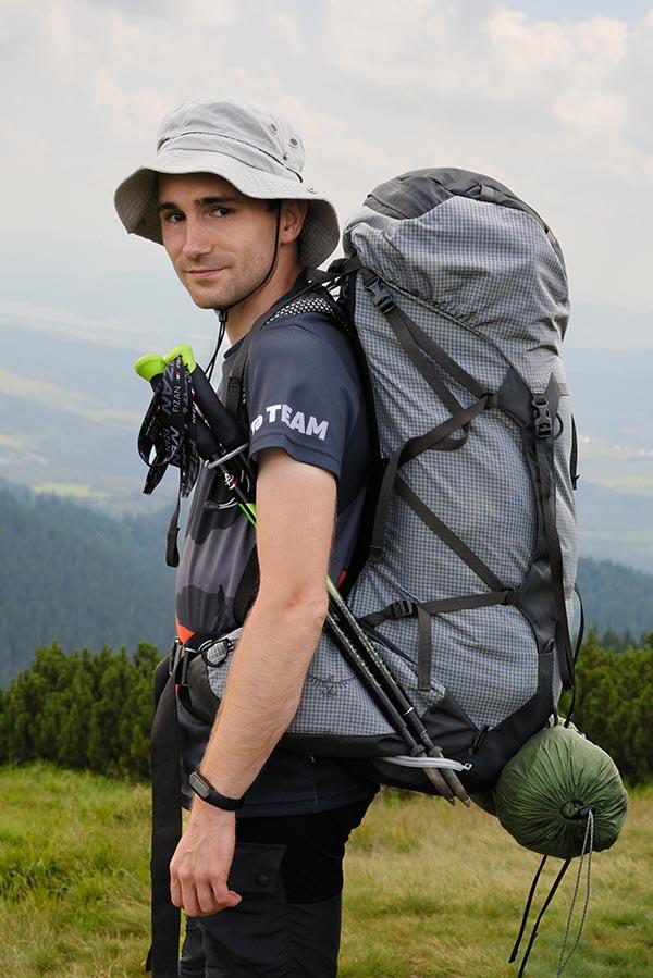 System szybkiego mocowania kijków trekkingowych w Osprey Aether Pro 75 i Osprey Ariel Pro 75 - Stow-on-the-Go - rzeczywiście pozwala zamocować i odczepić kijki w czasie marszu.
