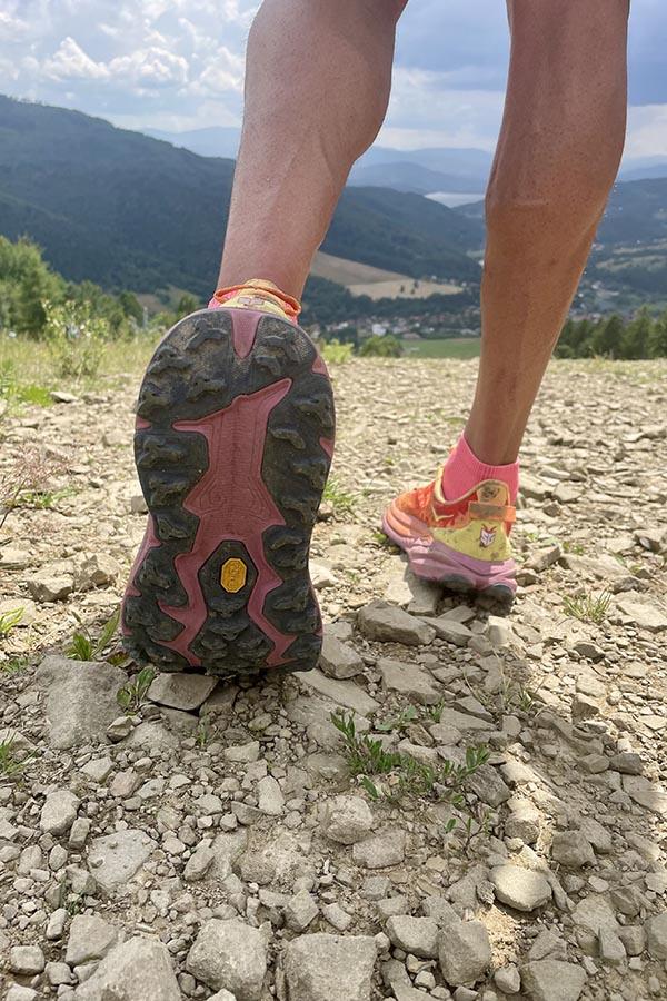 Bieżnik w Hoka Speedgoat 6 jest wysoki i nieco skomplikowany, ale ważne, że to działa. 
