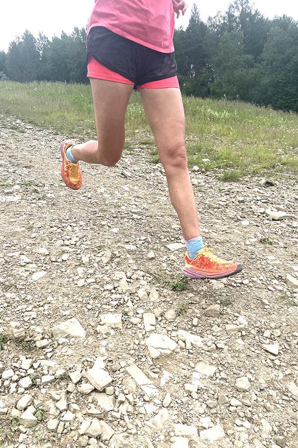 Zdjęcie nigdy nie oddaje tego jak jest stromo. Hoka Speedgoat 6 nawet na kamienistym zbiegu trzymają znakomicie. 