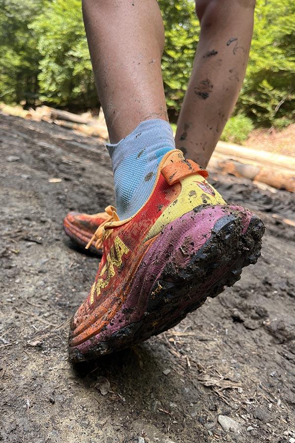 Hoka Speedgoat 6 nawet ubłocone przyciągają wzrok!