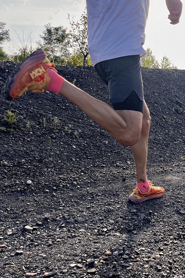 Hoka jest marką znaną z podążania pod prąd. Męski i damski model Speedgoat 6 są dostępne w tych samych kolorach. 